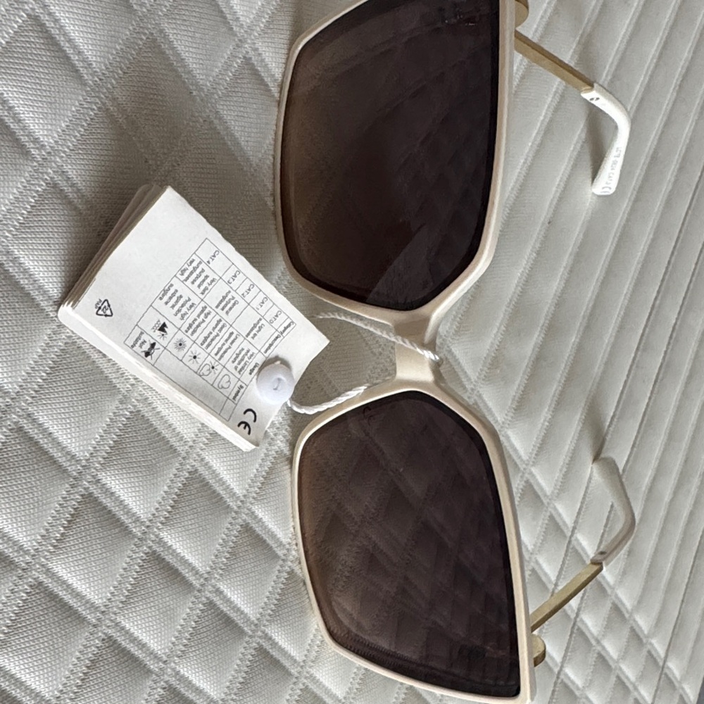 Chic Cream Sunglasses with Gold Accents